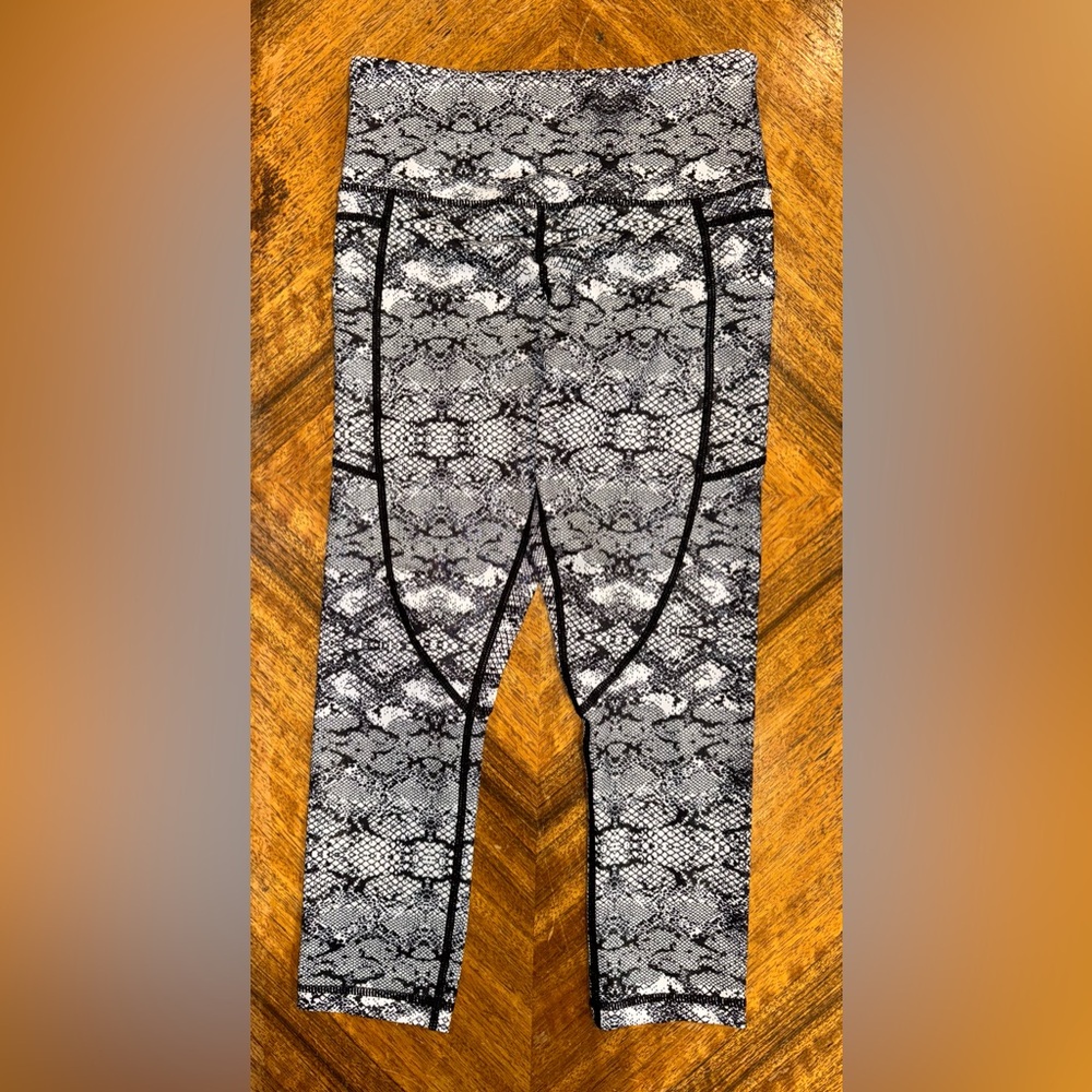 ZYIA Light n Tight Pocket Capri Cobra Leggings
